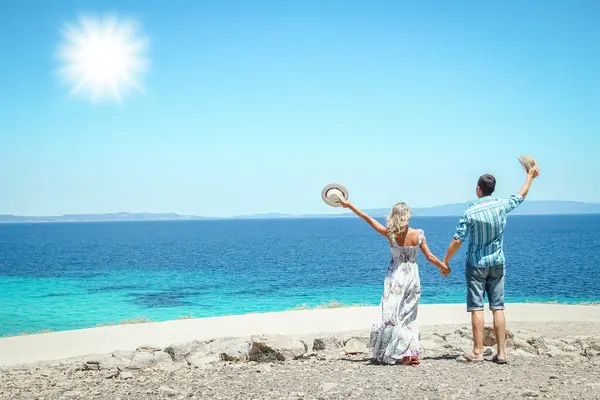 Hafta sonu doğa gezisinde deniz kıyısında mutlu bir çift.