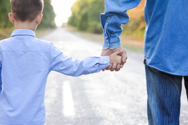 Parkta çocuklu mutlu bir ebeveyn. Doğa seyahati. Yol boyunca git.