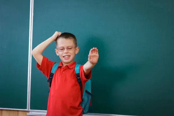 Niño Feliz Pie Pizarra Con Una Mochila Escolar Con Gafas —  Fotos de Stock