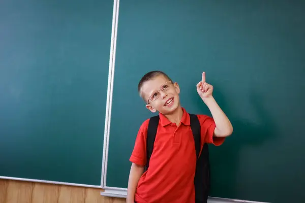 Happy Child Child Standing Blackboard School Backpack Wearing Glasses — Stock Photo, Image