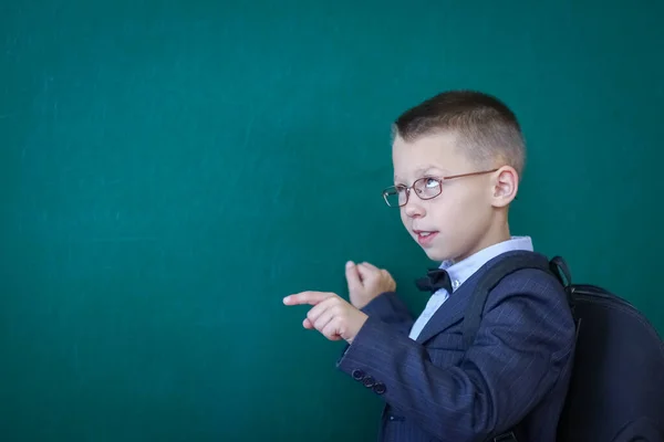 Niño Feliz Pie Pizarra Con Una Mochila Escolar Con Gafas —  Fotos de Stock