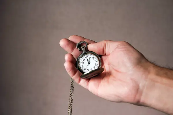 Relógio Bolso Nas Mãos Homem — Fotografia de Stock