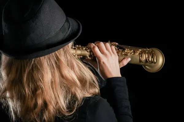 Sopransaxophon Den Händen Eines Mädchens Auf Schwarzem Hintergrund — Stockfoto