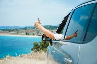 Otomatik deniz arka planındaki mutlu adam.