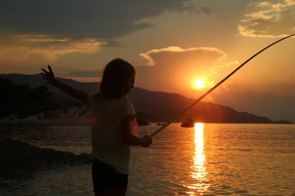 Счастливая Детская Рыбалка Моря — стоковое фото