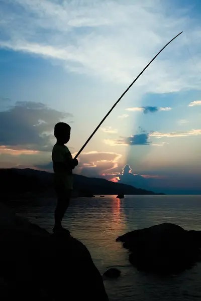 Criança Feliz Pesca Pela Silhueta Mar — Fotografia de Stock
