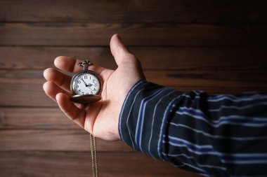 Cep saati bir adamın elinde.