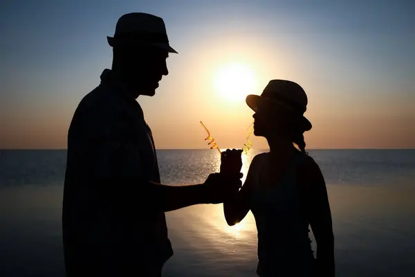 Mutlu Çift Gün Batımında Deniz Kenarında Kokteyl Içiyor — Stok fotoğraf