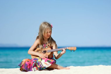 Ukulele 'li mutlu çocuk, hafta sonu doğa seyahatinde.