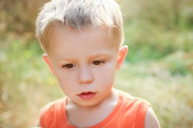 parkta açık havada oynayan güzel çocuk