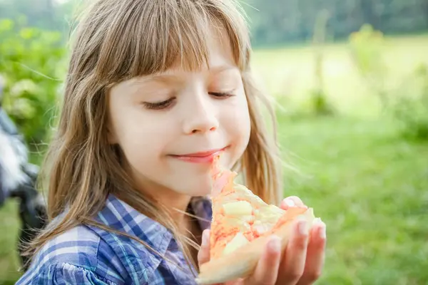 Dziecko Jedzenie Smaczne Pizzy Natura Trawa Parku — Zdjęcie stockowe