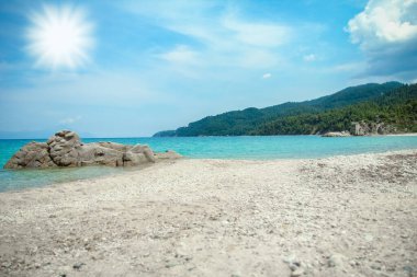 Parktaki arka planda deniz kenarında güzel bir doğa.