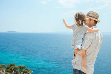 Yunanistan 'da seyahat geçmişi olan mutlu ebeveynlerin ve çocukların elleri