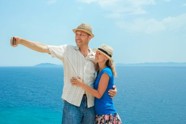 Yolculukta mutlu çift selfie 'si.