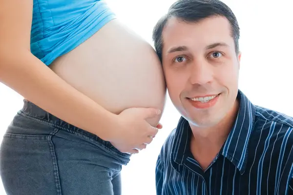 与丈夫有白人背景的怀孕女孩 — 图库照片