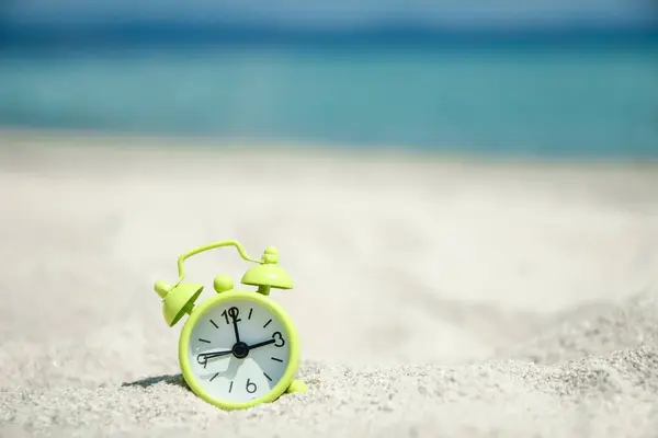 Beautiful Alarm Clock Sand Sea Nature Background — Stock Photo, Image