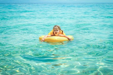 yunanistan'da denizde çocuk lu mutlu ebeveyn