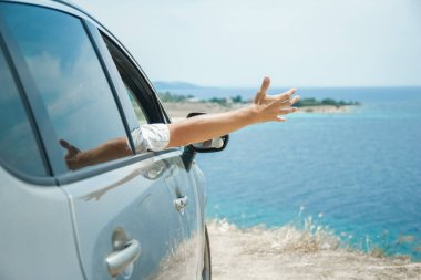 Otomatik deniz arka planındaki mutlu adam.