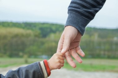 Parkta ebeveynlerin ve çocukların güzel elleri.