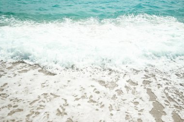 Güzel deniz ve kum, sahil seyahati arka planında
