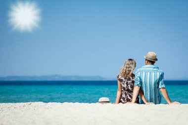 Mutlu çift hafta sonu denizde tatilde.