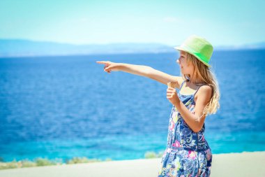 Hafta sonu deniz kenarında dondurmalı mutlu bir çocuk.