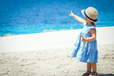 Hafta sonu deniz kenarında dondurmalı mutlu bir çocuk.