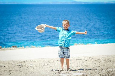Deniz kenarında mutlu bir çocuk haftasonu gezisinde