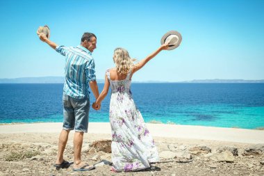 Hafta sonu doğa gezisinde deniz kıyısında mutlu bir çift.