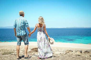 Hafta sonu doğa gezisinde deniz kıyısında mutlu bir çift.