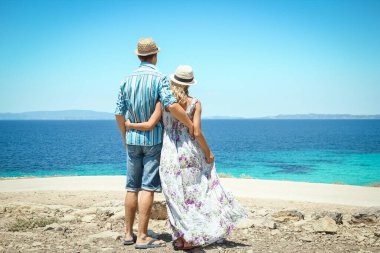 Hafta sonu doğa gezisinde deniz kıyısında mutlu bir çift.