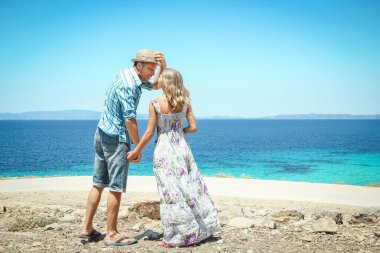 Hafta sonu doğa gezisinde deniz kıyısında mutlu bir çift.