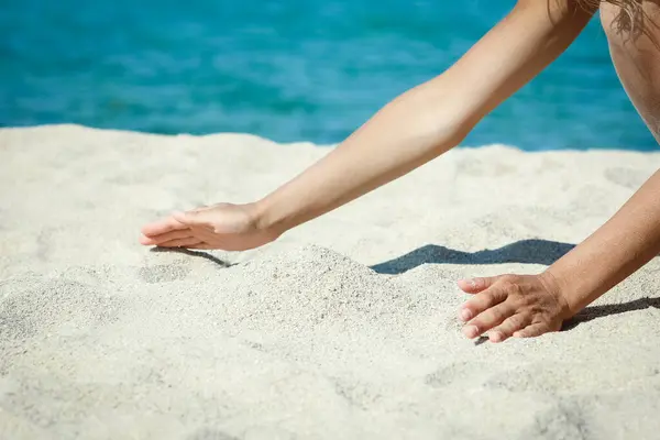 Hands Pouring Sand Seashore Weekend Nature Travel — Stock Photo, Image