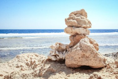 Doğanın arka planında güzel deniz kıyısı tatili