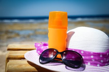 Sahilde kremalı şık bir şapka.