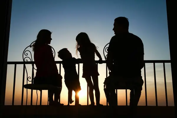 Happy Family Dawn Sea Silhouette Background — Stock Photo, Image