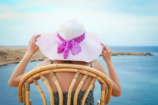 Sandalye Arka Planda Şapka Şık Güzel Kız — Stok fotoğraf