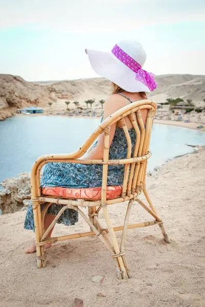 椅子の背景に帽子でスタイリッシュな美しい女の子 — ストック写真
