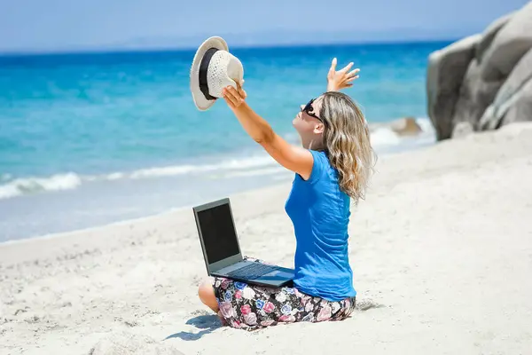 Happy Man Girl Laptop Seaside Weekend Travel Royalty Free Stock Photos