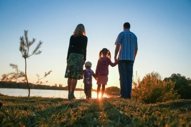 siluet ailesi, babası, annesi ve elinde iki çocuk da dahil olmak üzere