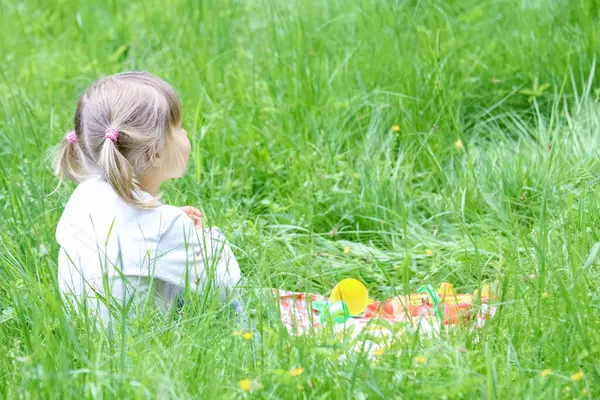 Fröhliches Kind Hat Spaß Beim Spielen Naturpark — Stockfoto