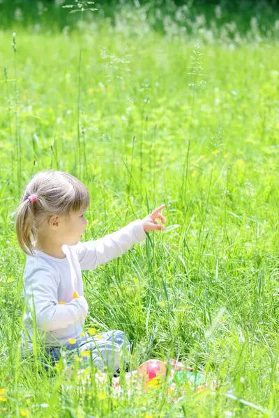 Счастливый Ребенок Весело Играющий Природном Парке Стоковая Картинка