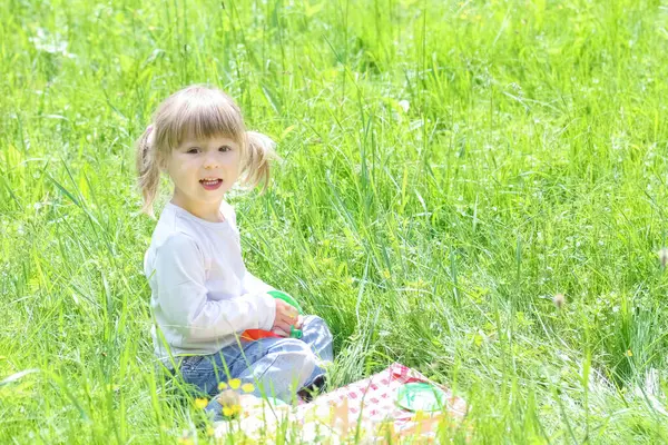 Щаслива Дитина Весело Грає Природному Парку Стокова Картинка