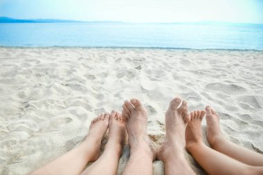 Yunan denizinin arka planında güzel bacaklar