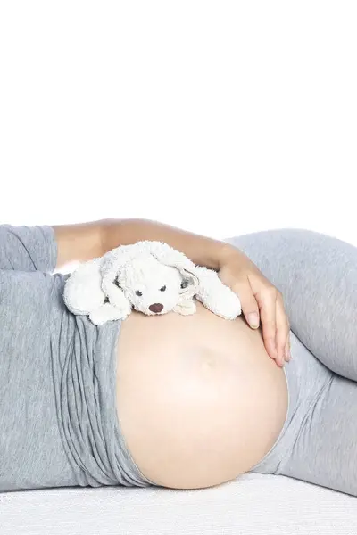 Ευτυχισμένη Έγκυος Κοπέλα Βρίσκεται Λευκό Φόντο — Φωτογραφία Αρχείου