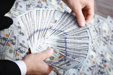 Geri kalan dükkanları gezmek için bir işadamının elinde dolar var.