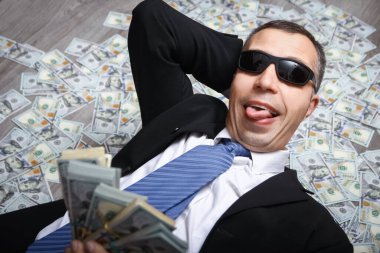 Alışveriş işinin gelişimi ve harika bir yolculuk için elinde parası olan mutlu bir adam.