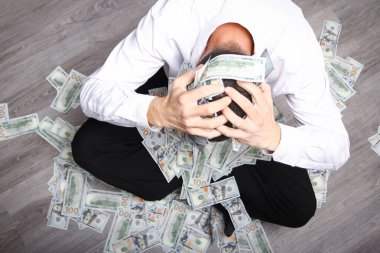 Alışveriş işinin gelişimi ve harika bir yolculuk için elinde parası olan mutlu bir adam.