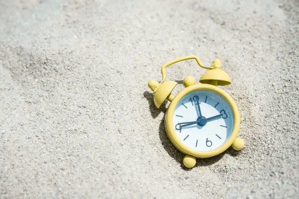 Beautiful Alarm Clock Sand Sea Background — Stock Photo, Image