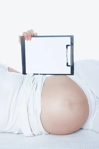 Счастливая Беременная Девушка Лежит Белом Фоне Лицензионные Стоковые Фото